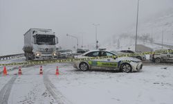 Kayseri-Malatya kara yolu kar ve tipi nedeniyle ulaşıma kapandı