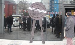 Kayseri'de Alevi dernekleri, CHP İl Başkanlığı önüne siyah çelenk bıraktı