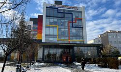 Kayseri'de tramvaylar ve istasyonlarda unutulan ziynet eşyalarının parası kanser derneğine bağışlandı