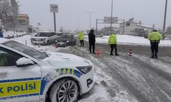Kayseri'den Erciyes'e giden yol kar ve tipi nedeniyle ulaşıma kapandı