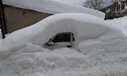 Küreliler kar altında kaybolan araçlarını çıkarmak için çaba harcıyor
