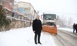 Melikgazi Belediyesi ekipleri 58 mahallede kar küreme ve tuzlama çalışması yapıyor