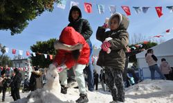 Mersin'de çocuklar Toros Dağları'ndan getirilen karla eğlendi