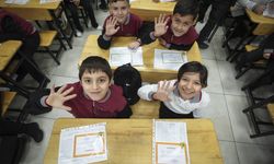 Öğrenciler karnelerini alarak yarıyıl tatiline başladı