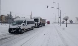 Şarkışla'da ulaşıma kar engeli