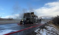 Seydişehir'de halindeki yolcu minibüsü yandı