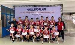 Sivas Şehit Adnan Saka Ortaokulu voleybol takımı bölge müsabakalarında yarı finale kaldı