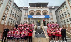 Sivas Şehit Adnan Saka Ortaokulu voleybol takımından 2 öğrenci milli takım kampına çağrıldı