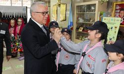 Sivas Valisi Şimşek, öğrencilerin karne heyecanına ortak oldu