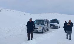 Sivas'ta kar nedeniyle kapanan köy yolu cenaze için ulaşıma açıldı