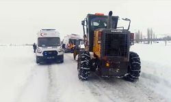 Sivas'ta kar nedeniyle mahsur kalan sağlık ekibi kurtarıldı
