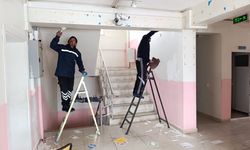 Sivas'ta köy okulunu öğretmen ile veliler onardı