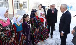 Sivas'ta poşet ve leğenle kayan çocuklara tahta kızak hediye edildi