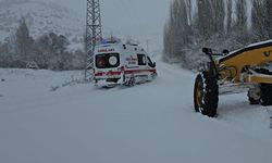 Sivas'ta yolu kardan kapanan köylerdeki diyaliz hastaları ekiplerin yardımıyla hastaneye yetiştirildi