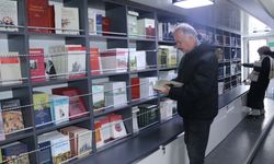 TTK'nin mobil kitap satış mağazası, Çankırı'da okuyucuyla buluştu