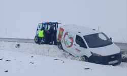 Yozgat'ta karda yolda kalan sürücülere jandarma ekipleri yardım etti