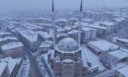 Akdağmadeni Belediyesi ekipleri, karla mücadele çalışmalarını sürdürüyor