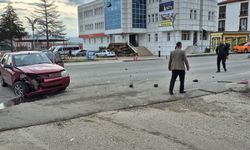 Bahşılı'da iki otomobilin çarpıştığı kazada araçlarda hasar oluştu