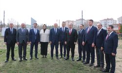 Bakan Yardımcısı Hasan Suver, Eskişehir'deki millet bahçesinde incelemelerde bulundu