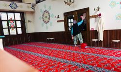 Beypazarı'da belediye ekipleri Ramazan öncesi camilerde temizlik çalışması yapıyor