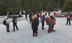 Beyşehir'de doğa tutkunları kar yürüyüşü yaptı