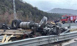 Çankırı'da devrilen tırın sürücüsü yaşamını yitirdi