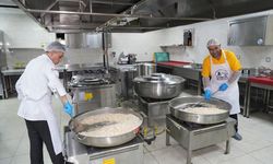 Çubuk'ta kurulan iftar çadırında vatandaşlar bir araya geliyor