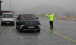 Erciyes'e ulaşımı sağlayan kara yolu yoğun kar ve tipi nedeniyle trafiğe kapatıldı