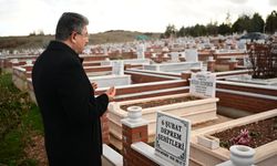 Eskişehir Valisi Yılmaz, 6 Şubat depremlerinde hayatını kaybedenlerin mezarlarını ziyaret etti
