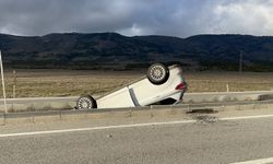 Eskişehir'de refüje devrilen otomobildeki 5 kişi yaralandı