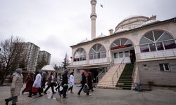 Gönüllü kadınlar, ramazan öncesi camileri titizlikle temizliyor