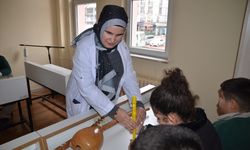 Görme engelli Mukaddes öğretmen öğrencilerine 'hayatın ritmini tutmayı' öğretiyor