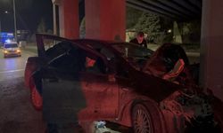 GÜNCELLEME - Eskişehir'de köprü ayağına çarpan otomobildeki 2 kişiden biri öldü