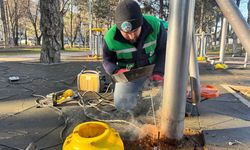Kayseri Büyükşehir Belediyesi ekipleri, yeşil alanlarda bakım onarım çalışmalarını sürdürüyor