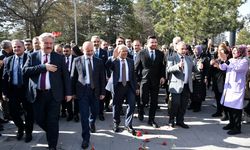 Kayseri'de 5 belediyede görev yapan işçiler, toplu iş sözleşmesini meşalelerle kutladı