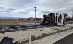 Kayseri'de devrilen akaryakıt yüklü tankerin sürücüsü yaralandı