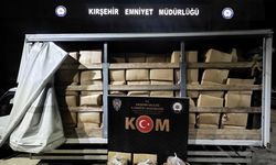 Kırşehir'de kamyon kasasında 3,4 ton kıyılmış tütün ele geçirildi