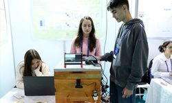 Lise öğrencileri, ballara gelen eşek arılarını engellemek için yapay zeka destekli kovan sistemi geliştirdi