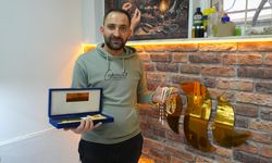 Merakla başladığı tespih yapımını atölyesinde sürdürüyor