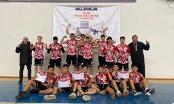 Sivas Şehit Adnan Saka Ortaokulu voleybol takımının şampiyonluk sevinci