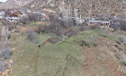 Sivas'ın Koyulhisar ilçesinde heyelan meydana gelen alanda inceleme başlatıldı