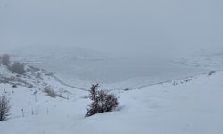 Sivas'ta 4 Eylül Barajı'nın yüzeyi buzla kaplandı