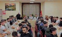 Son dönemde söylediği ilahilerle tanınan Celal Karatüre ve ekibi sahurda gençlerle buluştu