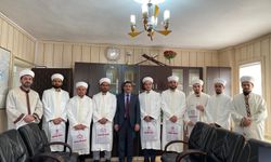 Suşehri'nde göreve yeni atanan din görevlileri için cübbe giyme programı düzenlendi