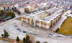 Tarihi Sultanhanı Kervansarayı'nda tefrişatı yapılan odalar ziyaretçilerini ağırlıyor