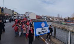 Ulaş'ta öğrenciler bayrak yürüyüşü yaptı