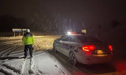 Yozgat'ta kar nedeniyle yolda kalan araç sürücülerine jandarma yardım etti