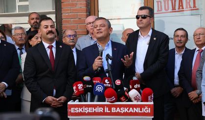 CHP Genel Başkanı Özel Eskişehir İl Başkanlığı ziyaretinde mali darbe girişimini kınadı