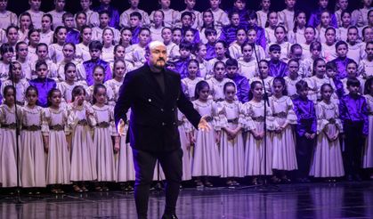 Bursa'da 400 öğrenci Shakespeare'den ilhamla gösteri düzenledi