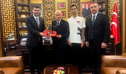 Bahçeli'ye TÜRKHAN İHA prototipi hediye edildi